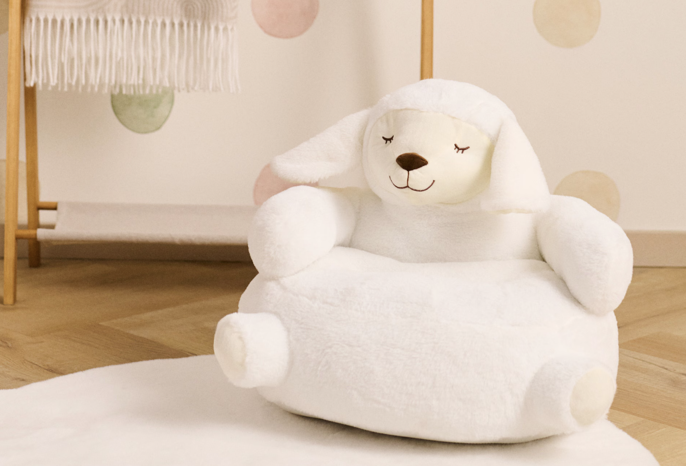 Pluszowy puf w kształcie owieczki