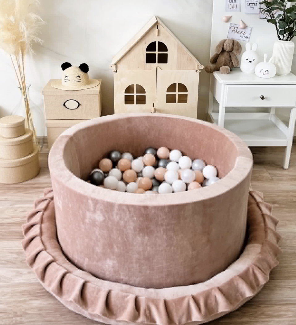 Suchy basen z kulkami